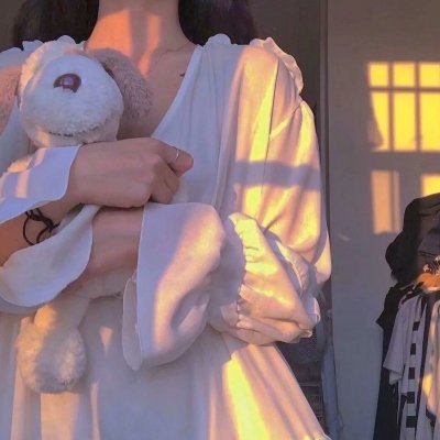 穿黄靴子的女孩